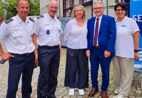 Prorektor Christian Baust Landespolizeidirektor Mario Schwan Landesbüromitarbeiterin WEISSER RING Saskia Wilde Staatssekretär für Inneres und Sport Klaus Zimmermann Landesbüromitarbeiterin WEISSER RING Daniela Koch